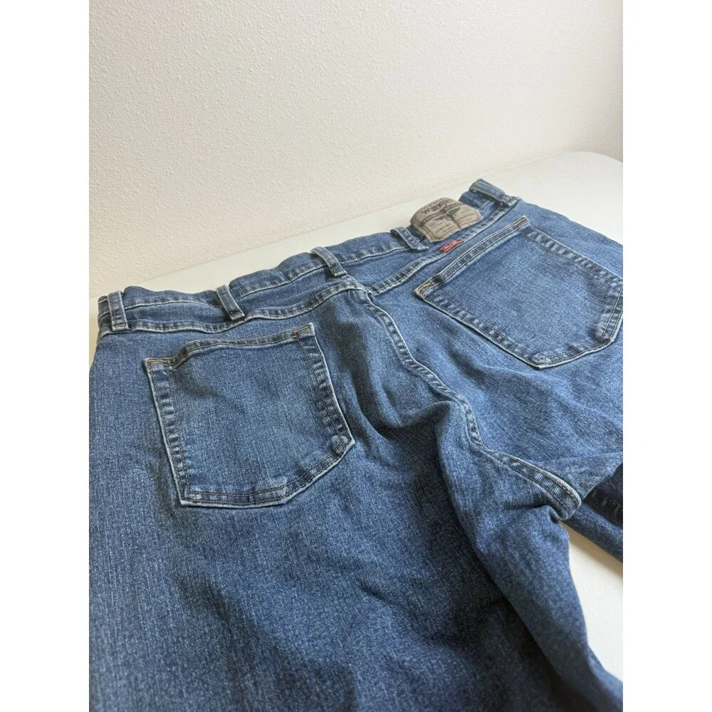 Wrangler Premium Quality Men's Blue Medium Wash Denim Straight Mid Rise 5-Pocket